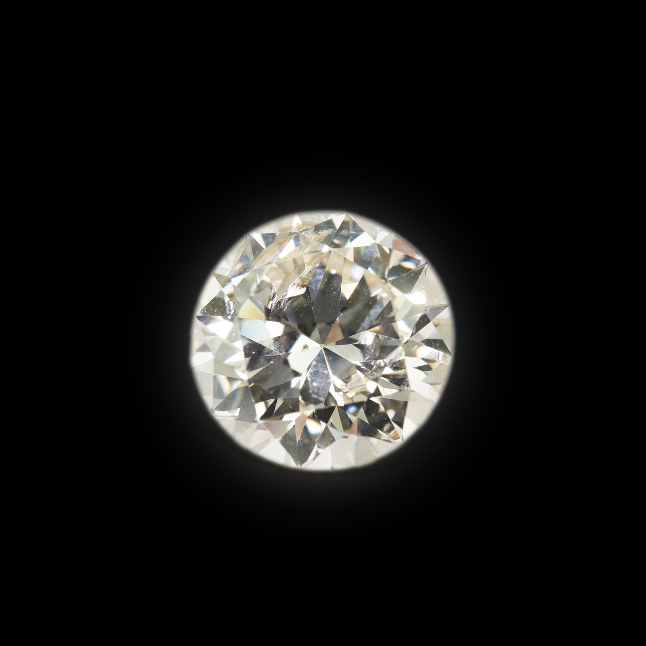 An unmounted round brilliant cut diamond